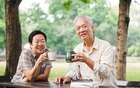 Nghỉ hưu 10 năm, tôi nhận ra: Có tiền tiết kiệm cũng đừng vội cho con hết, hãy ưu tiên 3 điều này để tuổi già không phụ thuộc ai