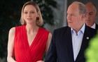 Vương phi Charlène diện váy đỏ rực thăm lính cứu hỏa Monaco