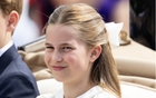 Công chúa Charlotte đeo chiếc nơ tóc lớn nhất từ trước đến nay tại Trooping the Colour 2026, trang phục trắng xanh bí mật đồng điệu với cả gia đình