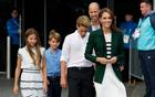 Vợ chồng William - Kate đưa 3 con tới Balmoral đúng lúc Harry thông báo trở lại Anh