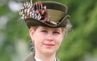 Lady Louise hiếm hoi xuất hiện trong kỳ nghỉ của Hoàng gia ở Balmoral: Càng lớn càng được khen có khí chất giống Nữ hoàng Elizabeth II
