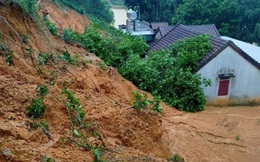 Đồi núi lở, đất đá tràn xuống ‘uy hiếp’ hàng trăm hộ dân miền núi Nghệ An