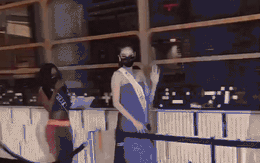 Khánh Vân "nổi bần bật" giữa dàn thí sinh Miss Universe 2020 trong clip do người qua đường quay ở sảnh khách sạn