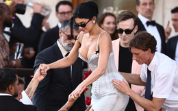 Tiệc chính đám cưới tỷ phú: Kylie Jenner ngồi không cũng bị chỉ trích