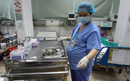 Nữ điều dưỡng mang thai sắp đẻ vẫn căng mình chống sốt xuất huyết