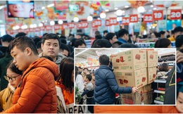 Hà Nội những ngày cuối năm: Mua sắm cực căng tại siêu thị lớn, sản phẩm bay vèo vì giảm giá, người dân đứng xếp hàng thanh toán cả tiếng đồng hồ