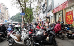 Hà Nội 27 Tết: Cửa hàng thời trang giảm giá mạnh, đông nghẹt người mua sắm dịp cuối năm