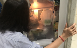 Bác sĩ đến chơi nhà, mở tủ lạnh ra bỗng thét lên: 