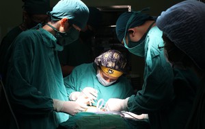 Nữ bác sĩ nhớ về ca mổ đặc biệt đầu tiên - phẫu thuật cứu bố chấn thương sọ não