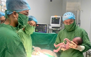 Cuộc đại phẫu đầy thử thách: Giành giật 2 sự sống từ lằn ranh sinh tử, mẹ sa dây rốn, vỡ ối hoàn toàn, u xơ tử cung khổng lồ