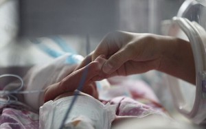 Sinh đôi bằng phương pháp thụ tinh nhưng một bé không cùng huyết thống với cha