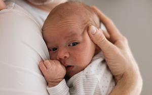 Bé trai 5 ngày tuổi trở thành "em bé già nhất hành tinh" phá kỷ lục thế giới