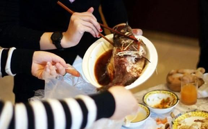 Mắc 2 loại ung thư trong 3 năm, người đàn ông ân hận: "Giá như tôi tránh xa 5 thói quen ăn uống này sớm hơn!"