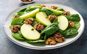 Hướng dương, đậu phộng chưa chắc tốt bằng 3 loại rau n&agrave;y: T&oacute;c đen hơn, người m&aacute;t, ăn l&agrave; m&ecirc; - Ảnh 2.