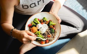 Đỏ mặt khi uống rượu c&oacute; phải tửu lượng cao v&agrave; 3 sai lầm giải rượu dễ g&acirc;y đột quỵ - Ảnh 1.