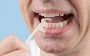 Nhiều gia đ&igrave;nh đang để b&agrave;n chải đ&aacute;nh răng kiểu n&agrave;y m&agrave; kh&ocirc;ng biết: C&oacute; nguy cơ &ldquo;nu&ocirc;i ổ vi khuẩn&rdquo; ngay trong nh&agrave; tắm - Ảnh 3.