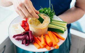 Phụ nữ U40 nên ăn 5 loại quả có tác dụng chống nắng tự nhiên trong mùa hè, ngăn tia UV, tăng sinh collagen để 60 tuổi chưa già - Ảnh 6.