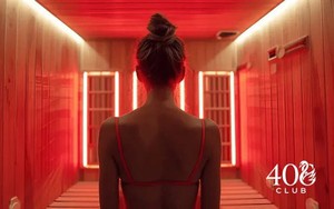 Ph&iacute;a sau &aacute;nh s&aacute;ng đỏ - Liệu ph&aacute;p trẻ h&oacute;a đang khiến phụ nữ 40+ m&ecirc; mẩn: Bước tiến của y học t&aacute;i tạo hay giấc mơ chống l&atilde;o h&oacute;a được thổi phồng? - Ảnh 4.