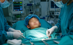 Cảnh b&aacute;o, nhiều trẻ nhập viện v&igrave; sởi do chưa ti&ecirc;m đủ vắc xin - Ảnh 2.