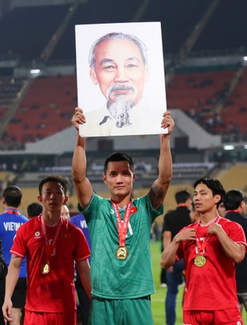 Gia cảnh ít ai biết của thủ môn Việt Nam vừa giật giải xuất sắc nhất AFF Cup 2024: Bố mất sớm, nhà khó khăn, từng phải bỏ bóng đá đi làm bảo vệ