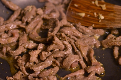Thịt b&ograve; trộn c&agrave; t&iacute;m