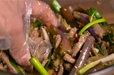 Thịt b&ograve; trộn c&agrave; t&iacute;m