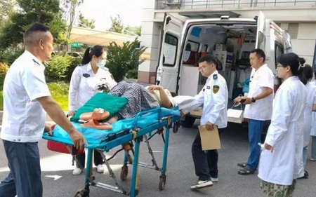Đầy bụng đi khám, người phụ nữ sốc nặng khi sinh ra bé trai nặng 2,5kg