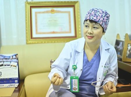 Ánh mắt tuyệt vọng của người nhà bệnh nhân ngoài phòng mổ ám ảnh bác sĩ gây mê