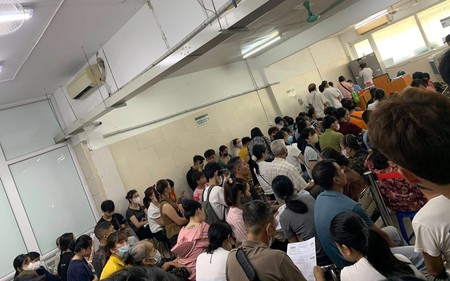 Từ bức ảnh dòng người xếp hàng "như nêm" chờ khám trong bệnh viện, tôi mới hiểu thế nào là sự "giàu có"