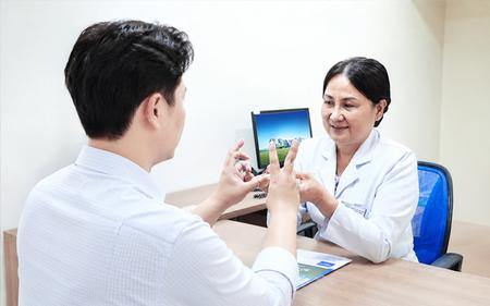 Trào lưu xoay, vặn cổ giảm đau vai gáy: Dân công sở có thể bị tai biến sau tiếng 'rắc'