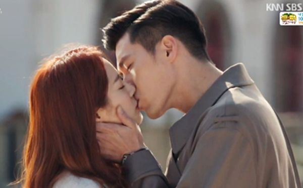Hyun Bin, Han Ji Min liên tục hôn trong tập cuối 
