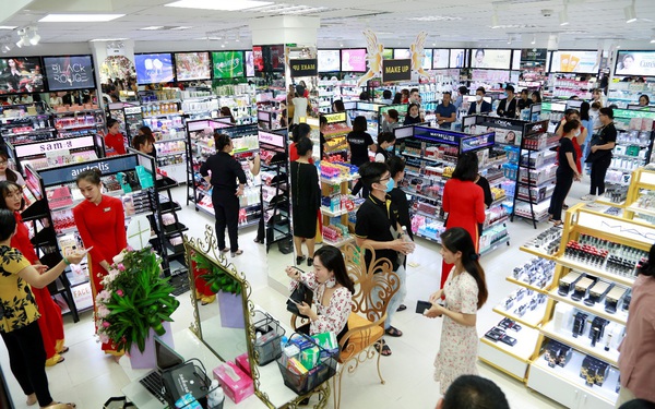 3.000 mỹ phẩm chính hãng giảm 50% giá nhân khai trương siêu thị AB Beauty World 3
