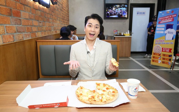 Sau chung kết rap việt, Karik trở thành “Hoàng tử pizza” khuấy động buổi khai trương cửa hàng thứ 50 - Domino’s Phạm Hồng Thái