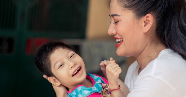 Sinh con bị ngạt ối, bại não, nữ diễn viên “Về nhà đi con” vẫn quyết tâm nuôi dạy, tự tin làm 1 điều khiến các bà mẹ khác nể phục