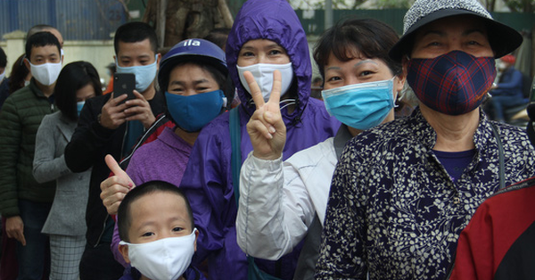 Người Hà Nội vui vẻ xếp hàng cả tiếng để mua khẩu trang: “Dù dịch Covid-19 đã kiểm soát tốt nhưng gia đình tôi không chủ quan