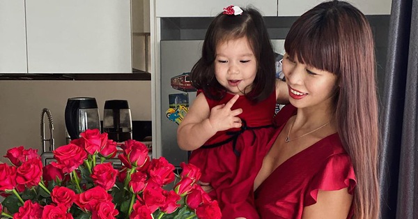 Myla mới 21 tháng tuổi đã thuộc làu bảng chữ cái tiếng Anh, ai cũng khen thông minh và xin bằng được bí quyết dạy con của siêu mẫu Hà Anh