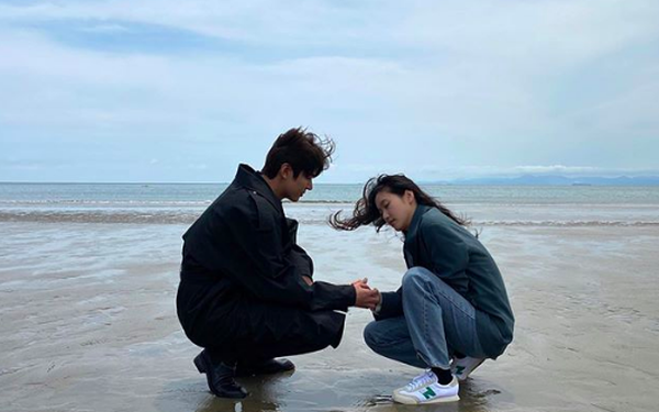 1 ngày trước cảnh nóng giường chiếu gây sốt, Lee Min Ho và Kim Go Eun công khai đăng cùng bức ảnh đặc biệt lên Instagram