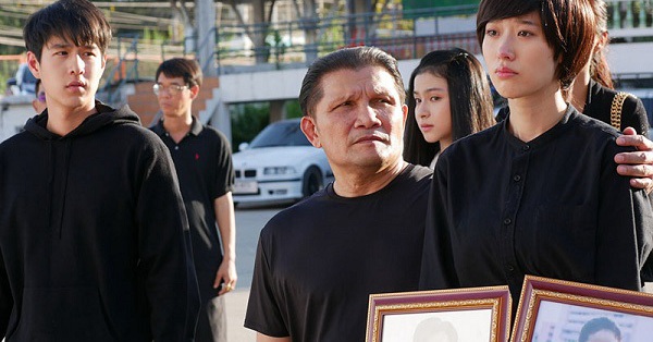 Bố mất mà chỉ cách một bức tường nhưng em chẳng thể sang thắp cho ông nén hương cuối cùng