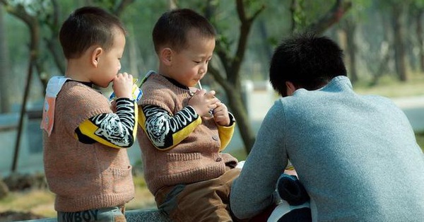 Cặp sinh đôi lớn lên không giống nhau và 1 bé khác hẳn bố, người cha làm xét nghiệm ADN thì nhận được kết quả khiến anh chết lặng