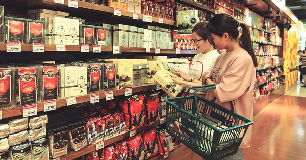Lâu lâu ghé siêu thị mới thấy nhiều loại đồ uống Việt có những đổi mới về thiết kế bao bì đáng ngạc nhiên