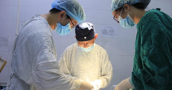 Hút nước bằng ống sắt bé trai 3 tuổi rách vòm họng