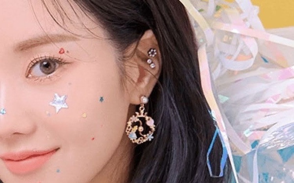 Lần đầu có idol Hàn đeo khuyên tai 26.000 VNĐ chụp poster, netizen được dịp tranh cãi ''căng đét''