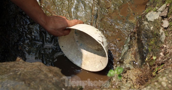 Hạn hán nghiêm trọng, học trò biên giới tan trường lại lặn lội vào rừng tìm nước
