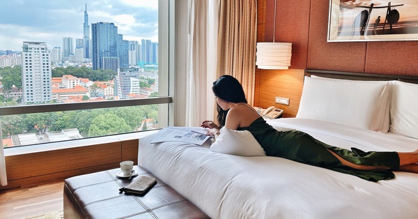 Vì sao giường khách sạn thường hào phóng bày tận 4 chiếc gối mà vẫn thiếu loại gối ôm dài siêu quen thuộc ở nhà, và đây là câu trả lời