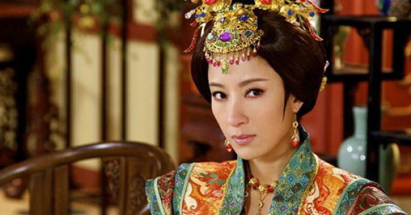 Yêu say đắm bảo mẫu hơn 17 tuổi, vị Hoàng đế từng thốt lên