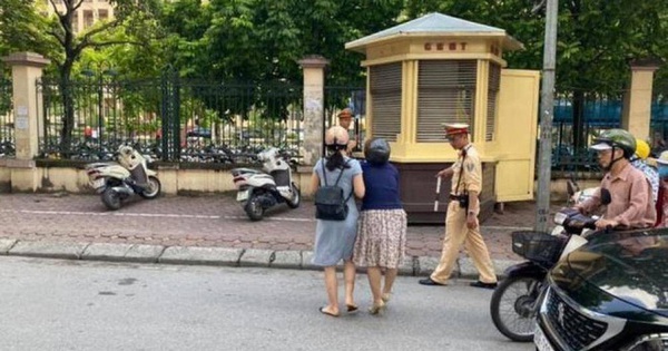 Hà Nội: Xác minh thông tin CSGT kéo ngã hai người phụ nữ đi xe máy