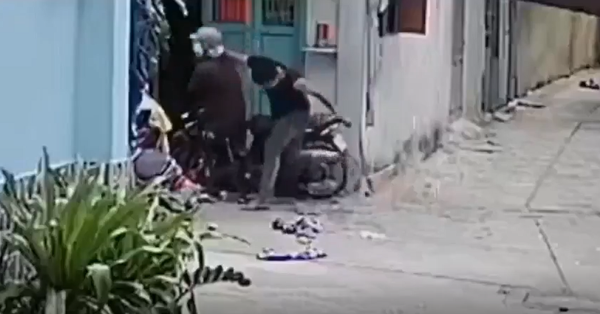 Phẫn nộ clip nam thanh niên hung hãn đấm túi bụi vào mặt bố mẹ già đến chảy máu đầu ngay trước cửa nhà