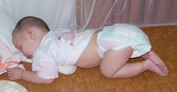 Có phải tư thế ngủ chổng mông lên trời của em bé có tác dụng gì?
