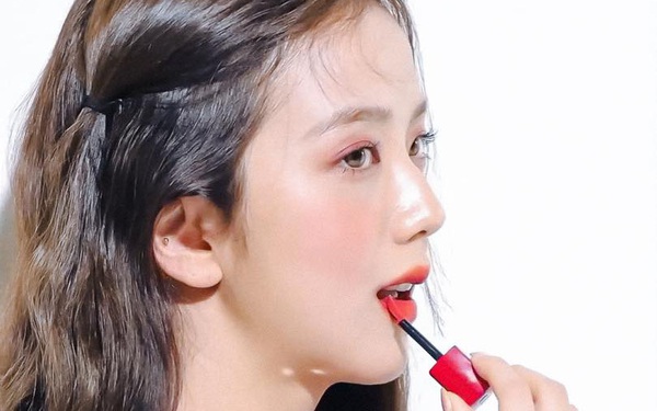 Jisoo có 6 chiêu làm tóc đơn giản mà xinh vô cùng, vụng đến mấy bạn cũng bắt chước được ngon ơ