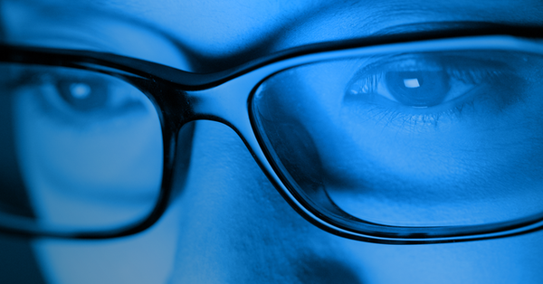 Có nên sử dụng kính mắt chống ánh sáng xanh từ máy tính trong công việc hàng ngày?
